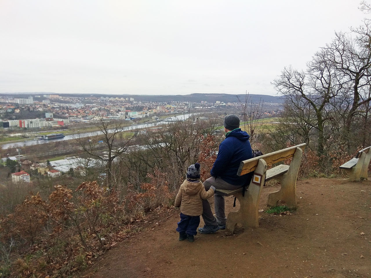 Praga z dziećmi. Widok spod kościoła Jana Nepomucena. Punkt widokowy w Pradze.
