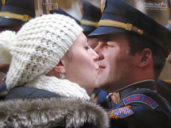 Ewelina Knotek całuje strażnika zamkowego z plakatu. Walentynki w Pradze.