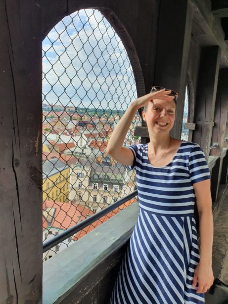Ewelina Knotek, autorka bloga o Pradze, na wieży widokowej w Ratuszu Nowego Miasta. Na stronie możesz pobrać darmowy przewodnik po Pradze, sprawdzić co warto zobaczyć w Pradze i dowiedzieć się, jak parkować w Pradze.